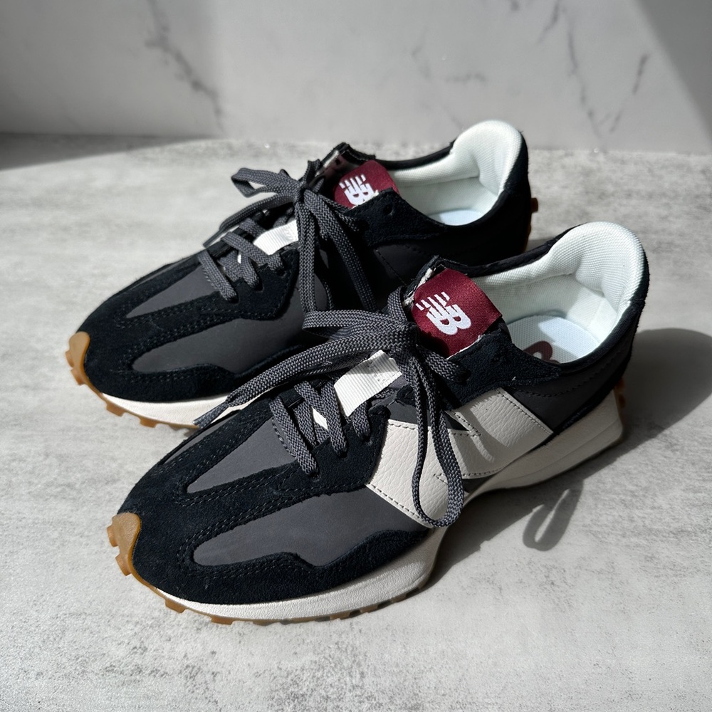 New Balance 327 Women Size 7 Black